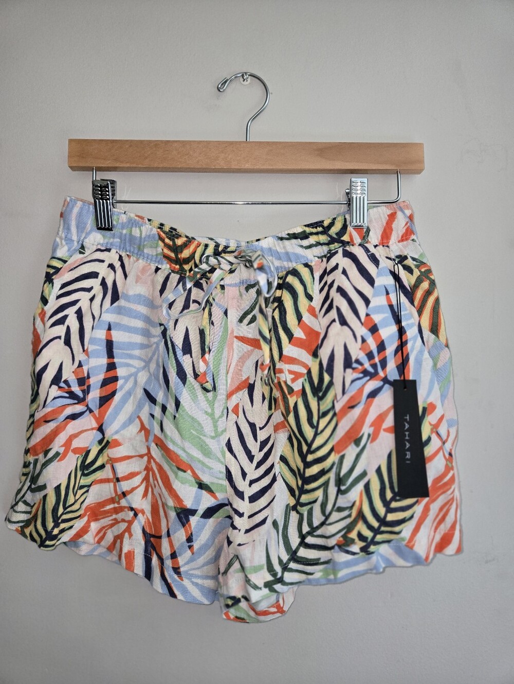 NWT Tahari 100% Linen Tropical Pull-On Shorts Resort Vacation Cruise Coastal M